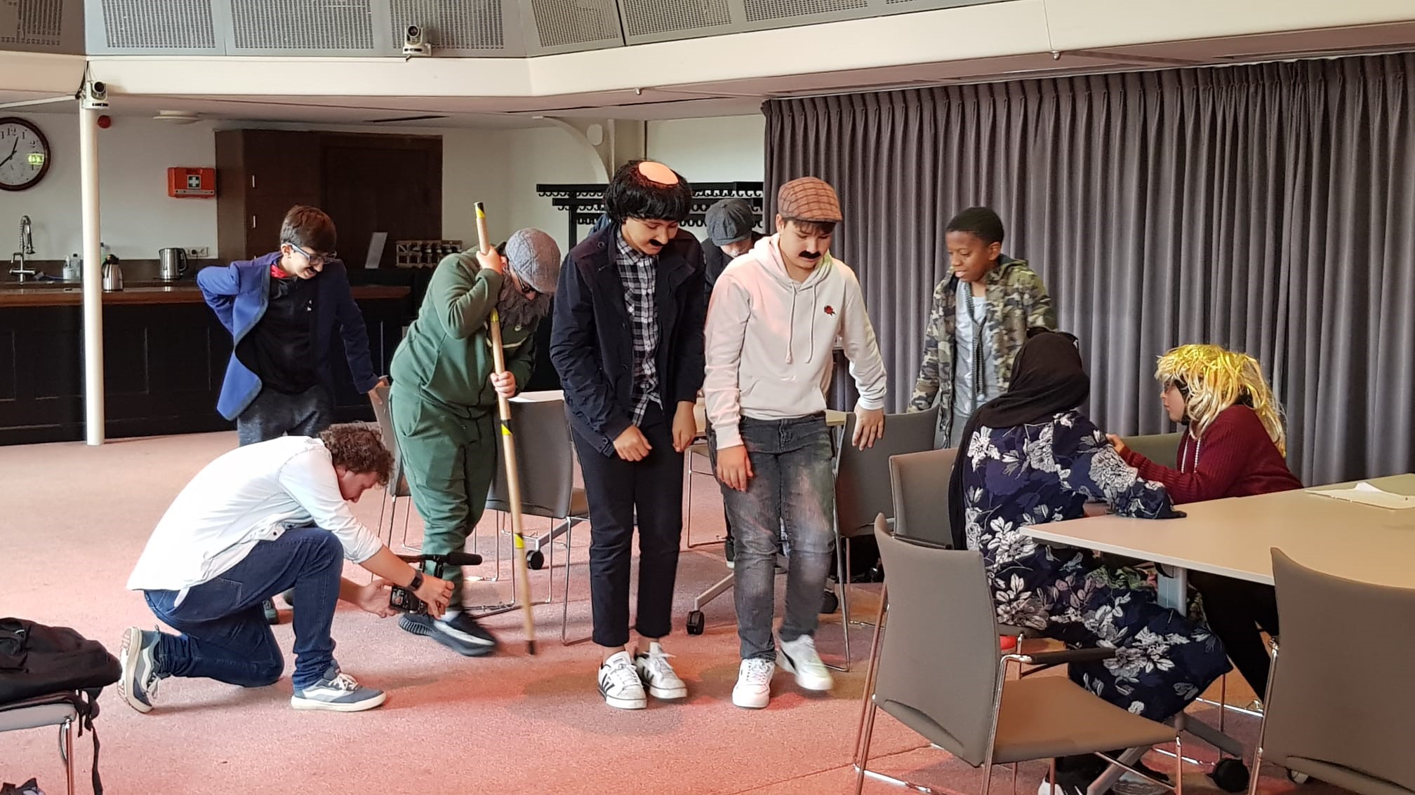 Kinderen tijdens een toneelactiviteit van Kinderuniversiteit Haarlem
