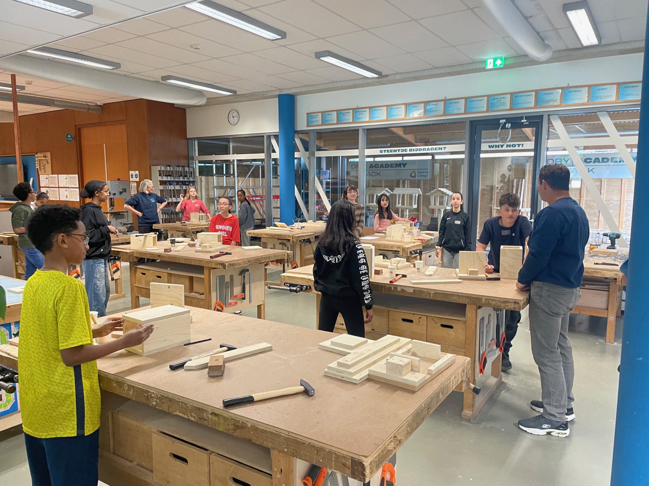 Kinderen tijdens een activiteit op locatie